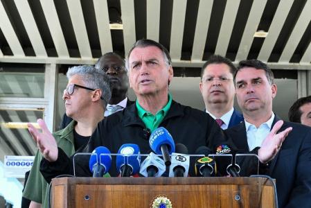 Ex-presidente Bolsonaro e o filho, senador Flávio Bolsonaro (PL-RJ)