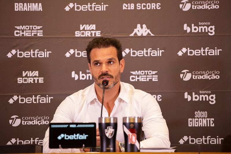 Vasco procura reposição para o elenco com urgência visando a Copa do Brasil