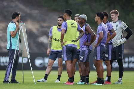 Jogadores do Botafogo durante treino da equipe, nessa quinta-feira (17)