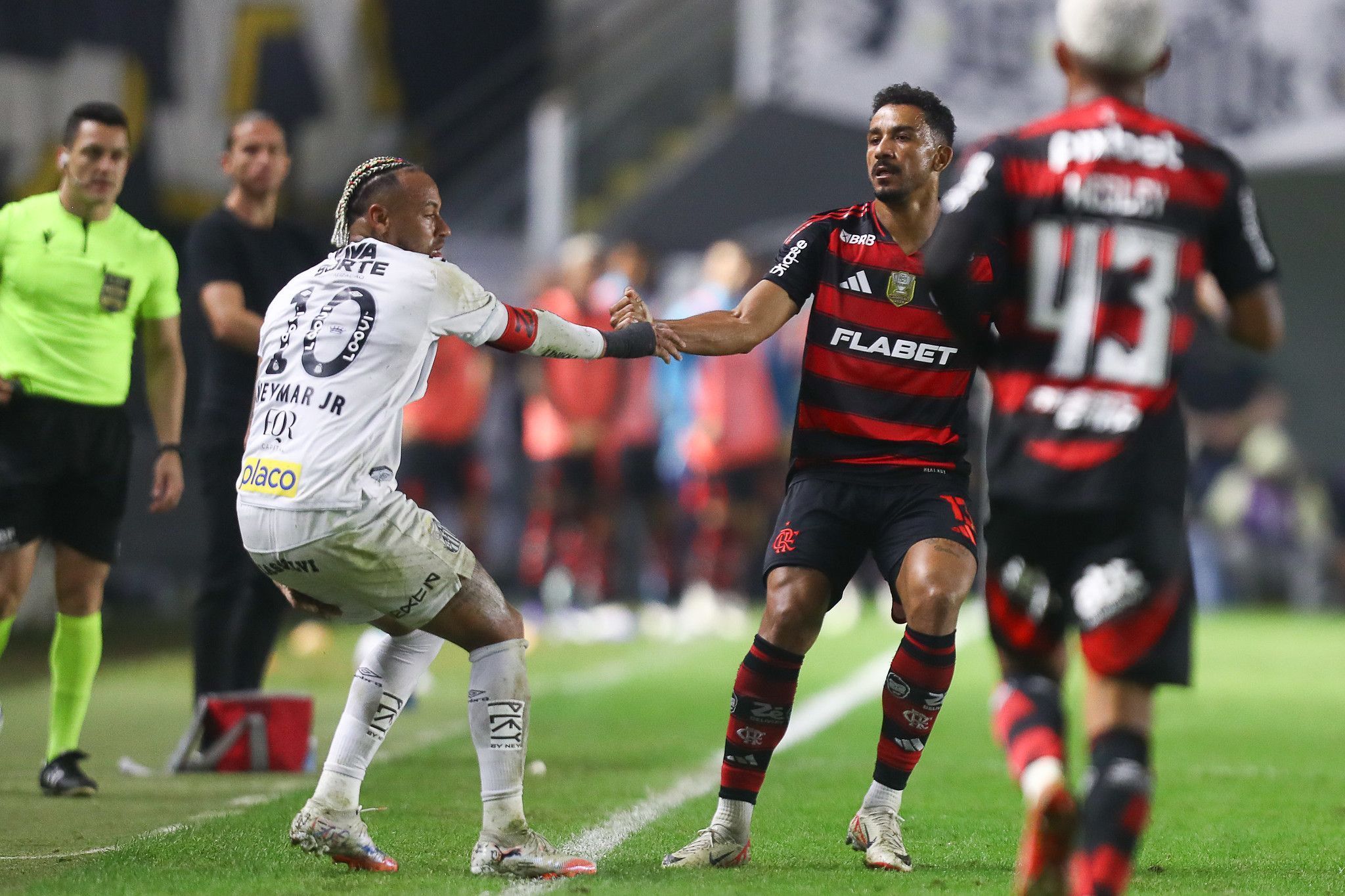 Neymar se rende a golaço e elogia jogador do Flamengo: 'Craque'