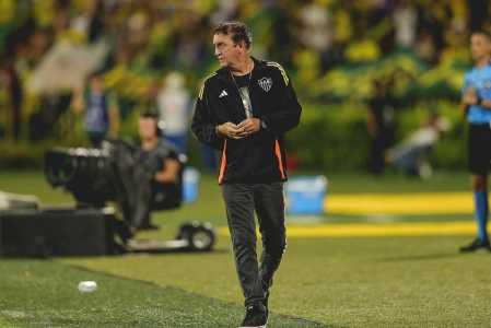 Cuca durante partida do Atlético contra o Bucaramanga pela Copa Sul-Americana