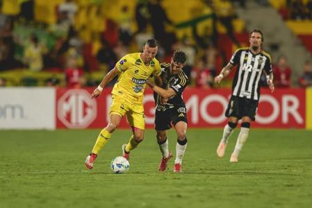 Natanael em ação pelo Atlético contra o Bucaramanga pela Copa Sul-Americana