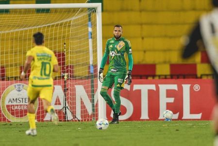 Everson em ação durante jogo do Atlético