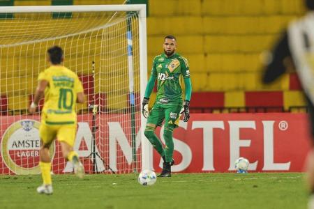 Everson em ação durante jogo do Atlético