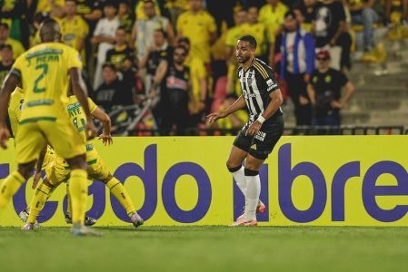 Rômulo em ação pelo Atlético contra o Bucaramanga