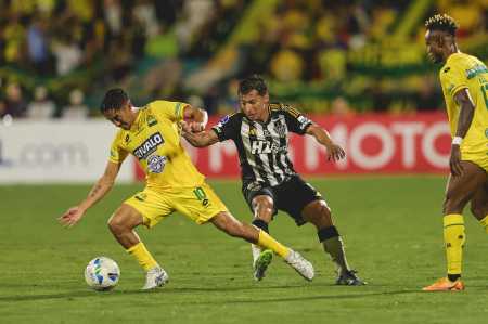 Alan Franco em duelo contra o Bucaramanga-COL