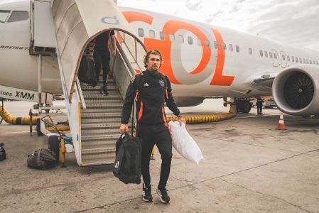 Lyanco, do Atlético, durante desembarque em São Paulo após jogo contra o Atlético Bucaramanga-COL