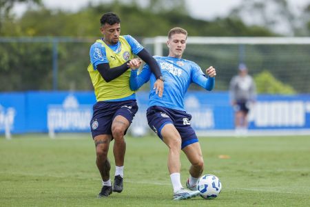 Lucho Rodríguez (à esq.) disputa bola com Jota em treino do Bahia