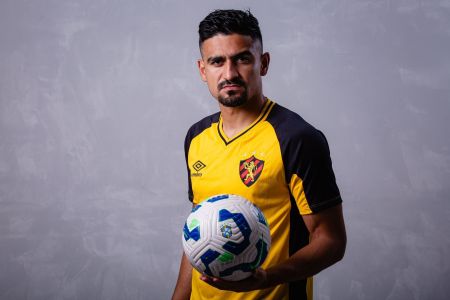 Ramon posa com a camisa do Sport