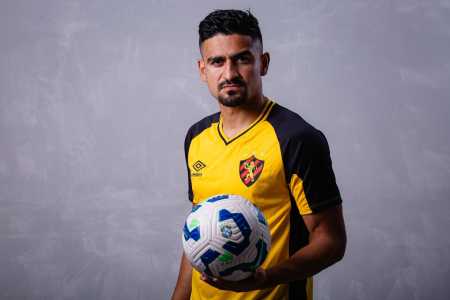 Ramon posa com a camisa do Sport