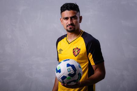 Ramon posa com a camisa do Sport