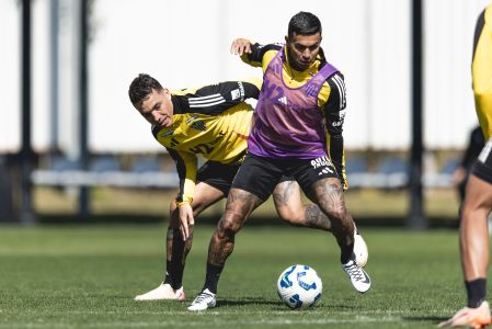 Dudu (dir) em treino do Atlético em São Paulo