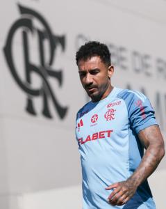 Danilo está entregue ao DM do Flamengo após sofrer lesão muscular