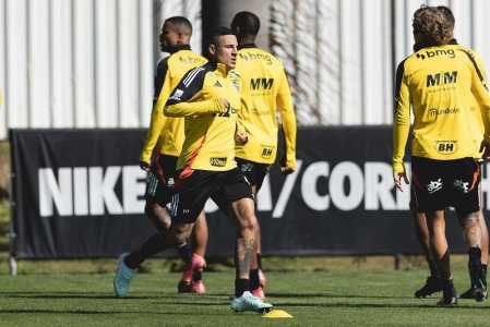 Guilherme Arana durante treino do Atlético