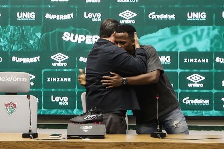 John Arias abraça Mario Bittencourt, presidente do Fluminense