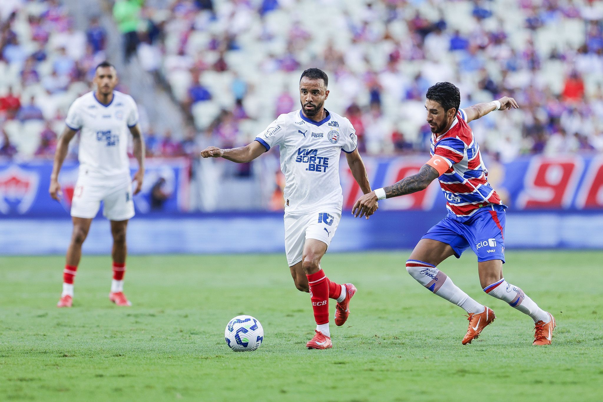 Com gols anulados e polêmica, Fortaleza e Bahia empatam pelo Brasileirão