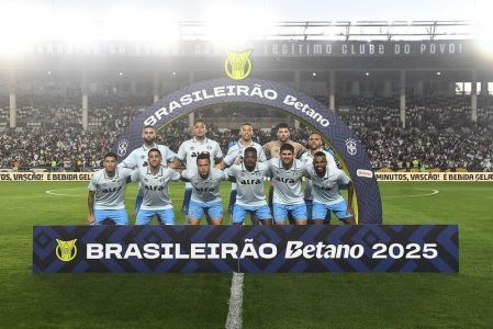 Time do Grêmio perfilado antes de jogo do Brasileirão