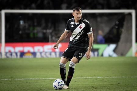 Hugo Moura pode ser mantido na zaga por Fernando Diniz