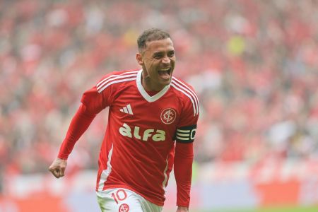 Alan Patrick deixou o Inter na frente na metade do primeiro tempo