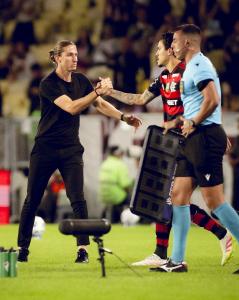 Filipe Luís cumprimenta Pedro: atacante fez o gol da vitória do Flamengo sobre o Fluminense