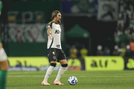 Lyanco em ação pelo Atlético contra o Palmeiras