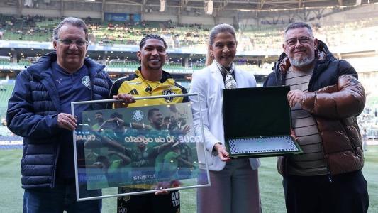 Rony, do Atlético, recebendo homenagem de Leila Pereira, presidente do Palmeiras