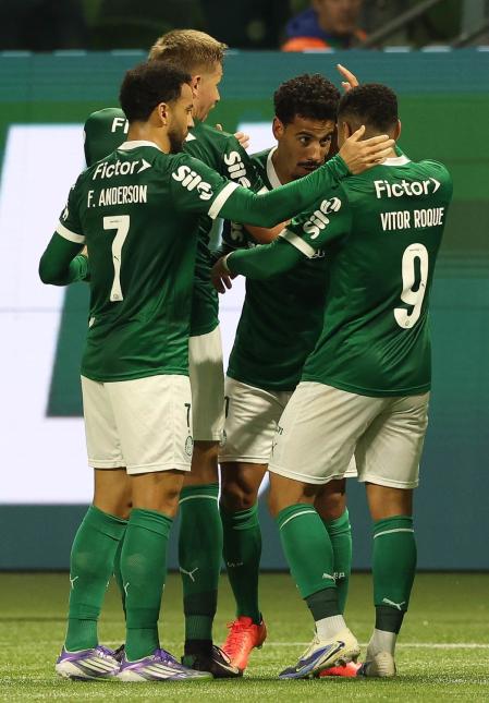 Time do Palmeiras comemorando gol sobre o Atlético
