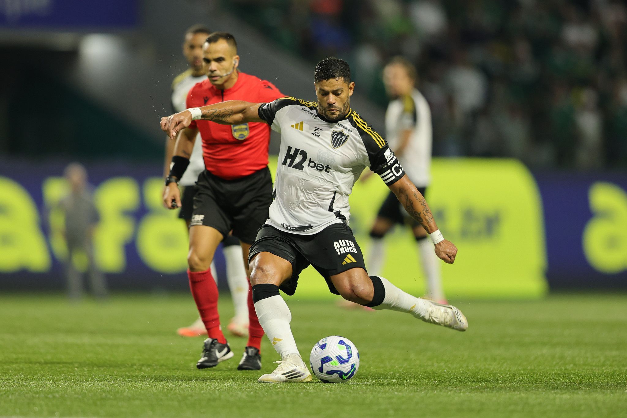 Hulk, do Atlético, supera Messi e lidera ranking de gols de falta