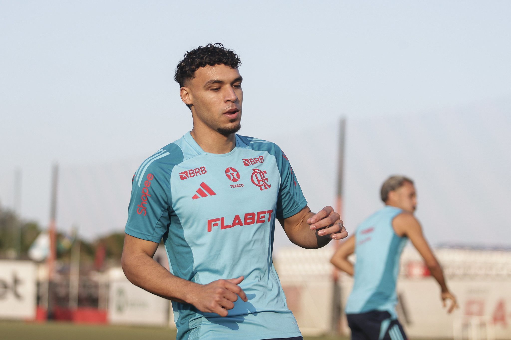 Jovem volta ao Flamengo e pode ser 'reforço caseiro' para Filipe Luís