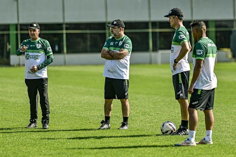 Escalação do América: Enderson fará mudanças na defesa e no ataque para encarar Cuiabá