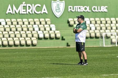 Enderson Moreira, técnico do América