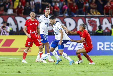 Michel Araújo, do Bahia, é puxado por jogador do América de Cali-COL