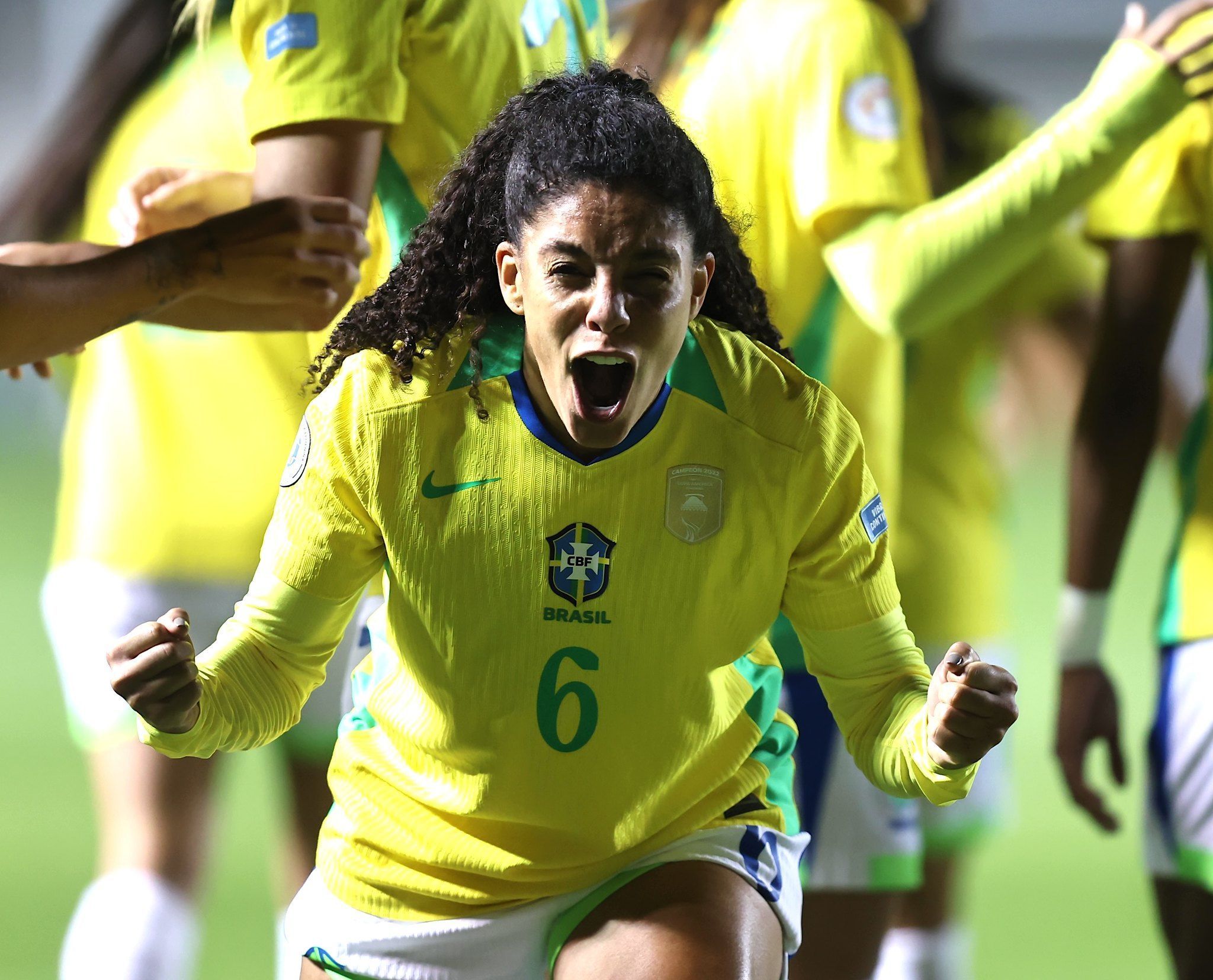 Brasil faz gols 'iguais', goleia Paraguai e assume liderança na Copa América Feminina