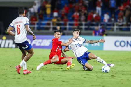 Zagueiro Ramos Mingo, do Bahia, disputa bola com adversário em partida da Copa Sul-Americana