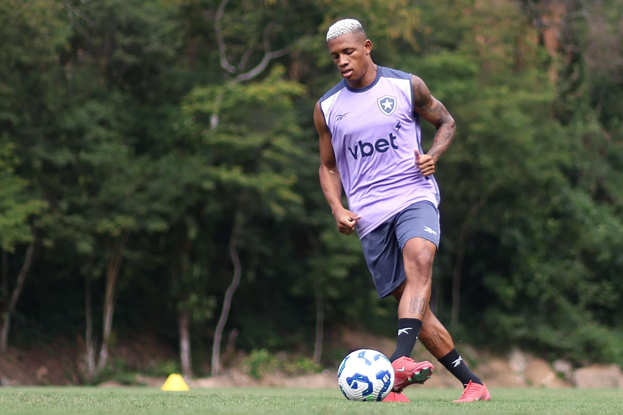 Danilo inicia treinos no Botafogo e pode estrear contra o Corinthians