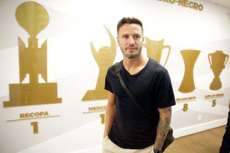 Reforço na área: Saúl Ñíguez, ex-Atlético de Madrid, conhece o Ninho do Urubu e assina contrato com o Flamengo até dezembro de 2028