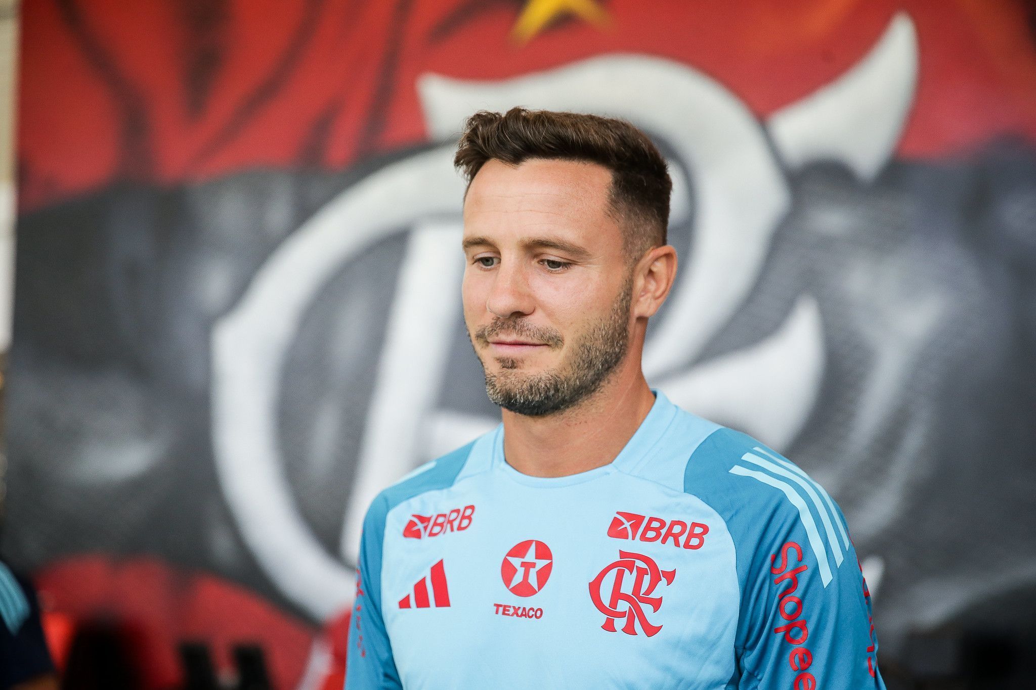 Saúl Ñíguez vive primeiro dia de Flamengo no Ninho e tem número definido