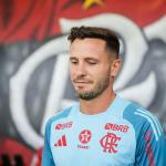 Saúl Ñíguez vive primeiro dia de Flamengo no Ninho e tem número definido