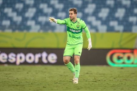 Mateus Pasinato, goleiro do Cuiabá, se lesionou contra o América, na 18ª rodada