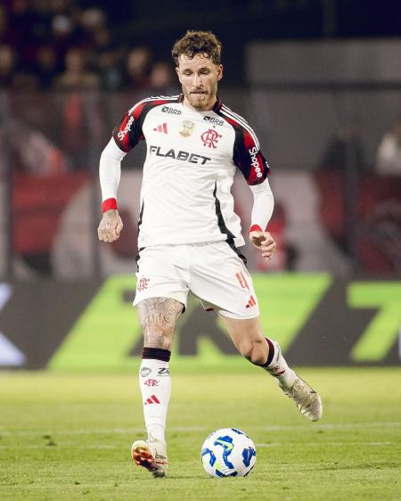 Bragantino x Flamengo: Léo Pereira em ação pelo Campeonato Brasileiro