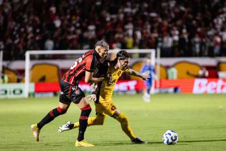 Chrystian Barletta, do Sport, em disputa de bola com Maykon, do Vitória