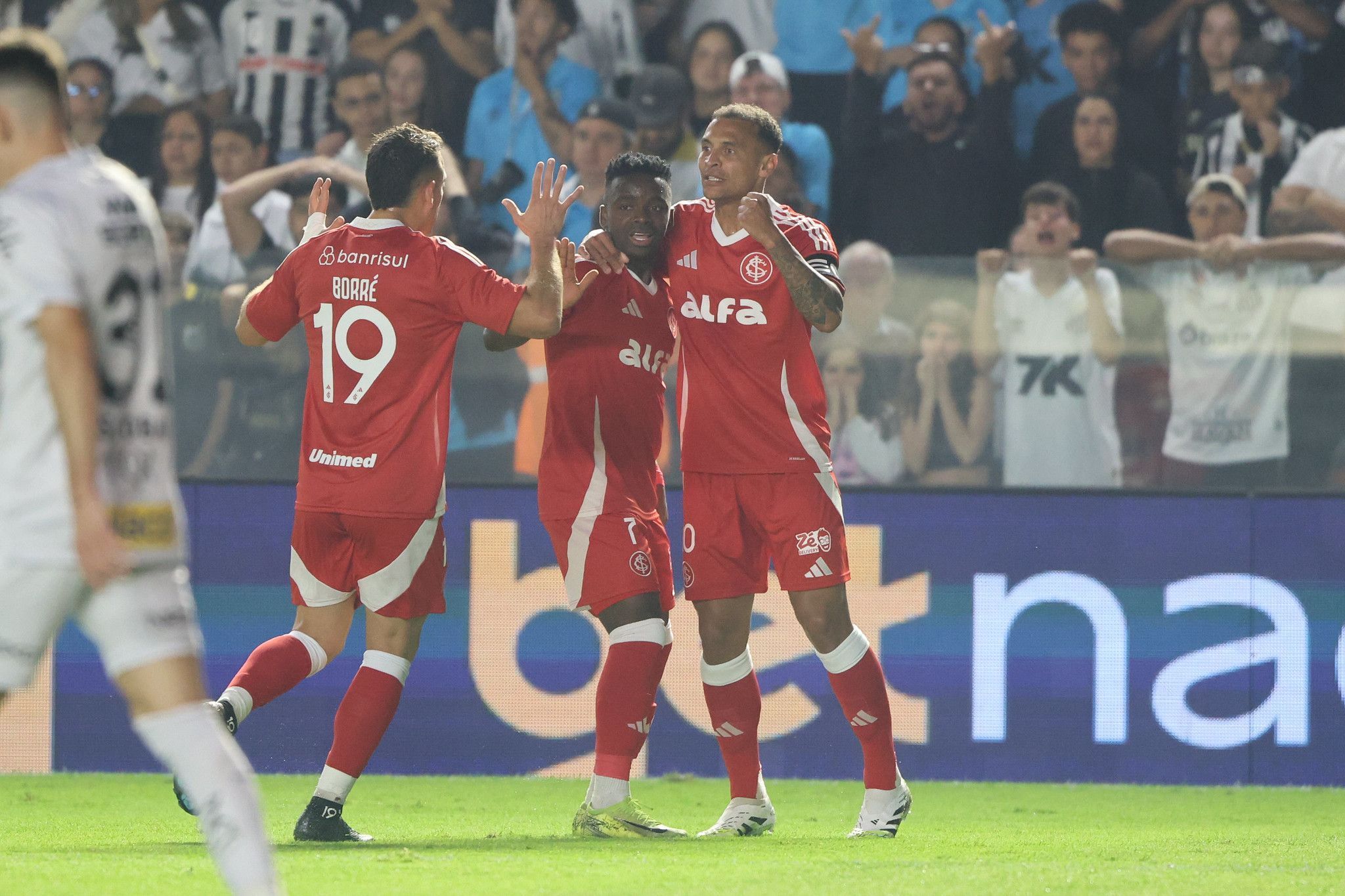 Colombianos superam Neymar, Inter vence, deixa Santos no Z4 e embala no Brasileirão
