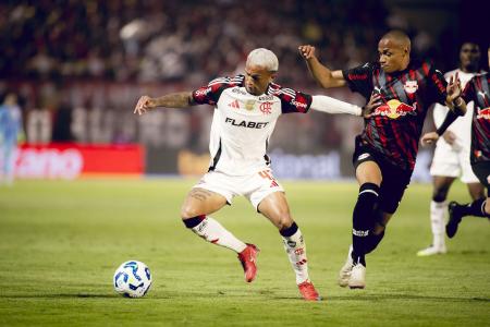 Campeonato Brasileiro: Wesley, do Flamengo, disputa bola com Jhon Jhon, do Bragantino