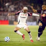 Flamengo vira sobre o Bragantino e encosta no Cruzeiro, líder do Brasileiro