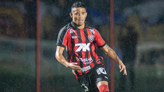 Erick em campo pelo Vitória em jogo do Campeonato Brasileiro