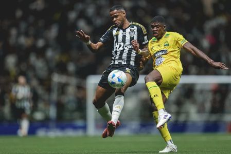 Júnior Santos em ação contra o Bucaramanga-COL pelo Atlético