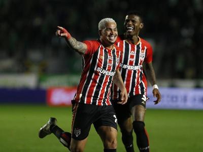 Luciano comemora gol pelo São Paulo