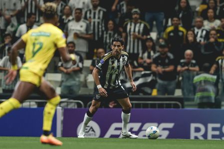 Junior Alonso durante duelo com o Bucaramanga, da Colômbia