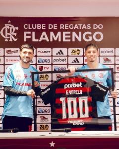 Varela foi homenageado no Flamengo pelos 100 jogos