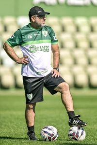 Enderso Moreira não é mais técnico do América